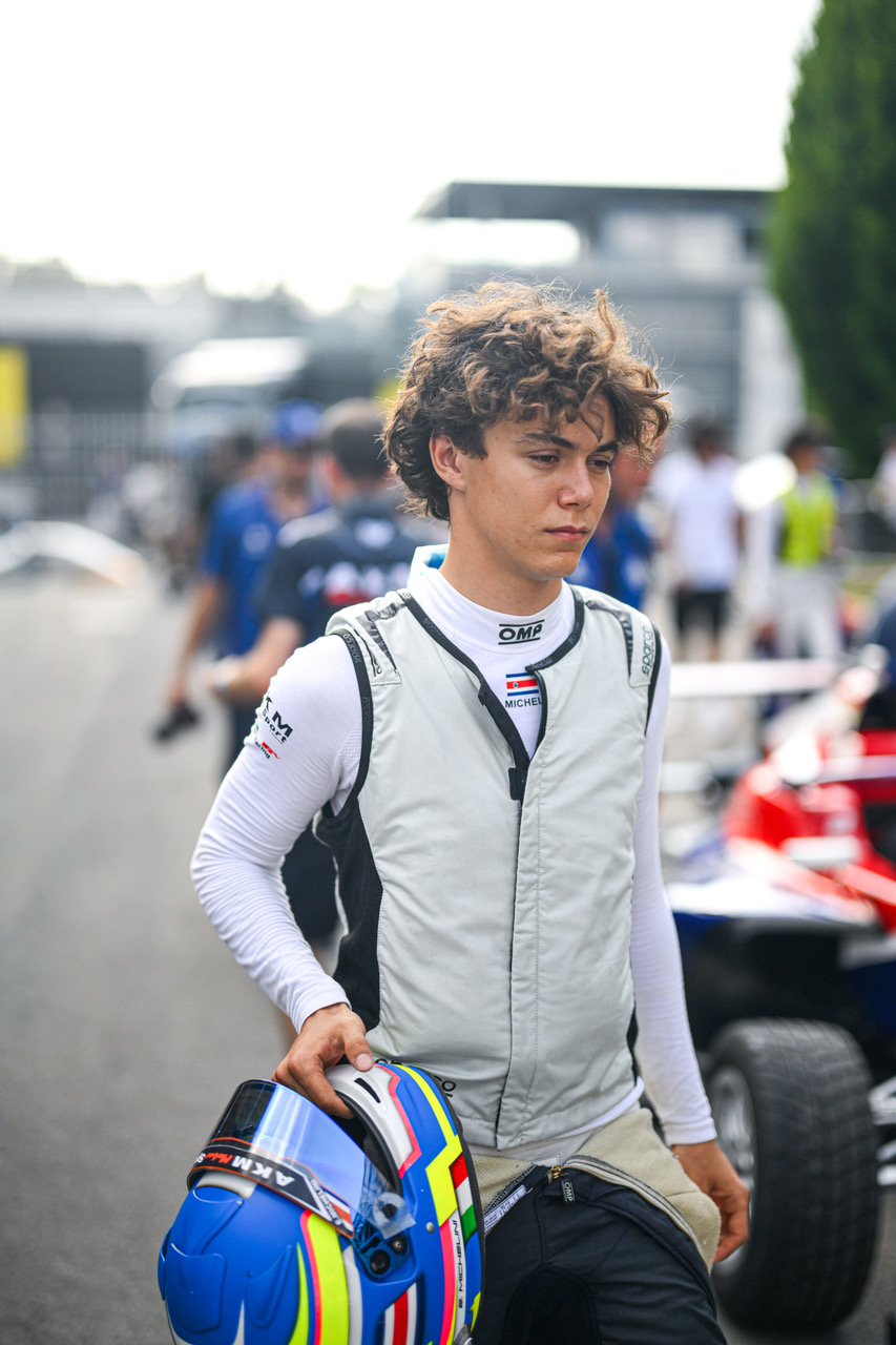 Evan Michelini protagoniza una destacada remontada en Monza pese a complicaciones de salud